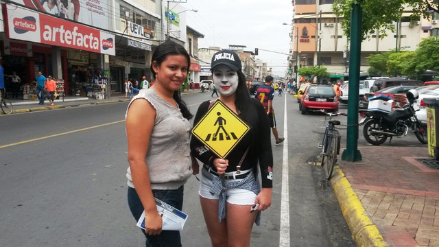 Señorita maquillada de mimo guia a los peatones en la Semana de la Seguridad Vial. Portoviejo, Ecuador.