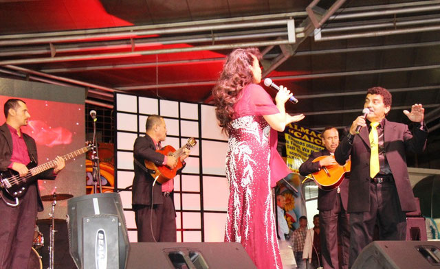 Un dúo de cantantes concursa en el Festival de los GAD de Manabí, el sábado 17 de octubre. Manta, Ecuador.