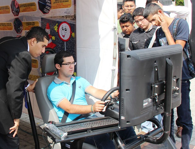 Simulador electrónico de manejo automovilístico. Manta, Ecuador.