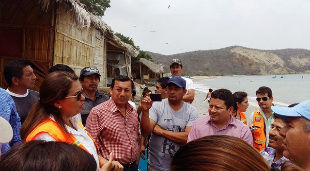 Pescadores artesanles dialogan con la ministra de la SGR. Manabí, Ecuador.