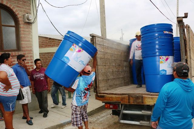 Reparto municipal de recipientes para agua potable a familias de San Mateo que adquieren el líquido de cisternas móviles. Manta, Ecuador.