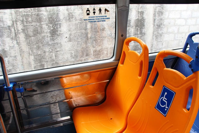 Asiento dentro de un autobus, reservado para personas discapacitadas. Manta, Ecuador.