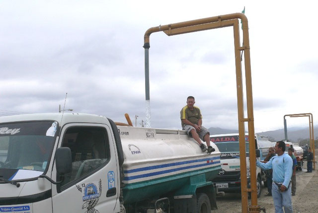 Camiones cisterna toman agua potable de los surtidores en El Duende, vía a Rocafuerte. Manta, Ecuador.