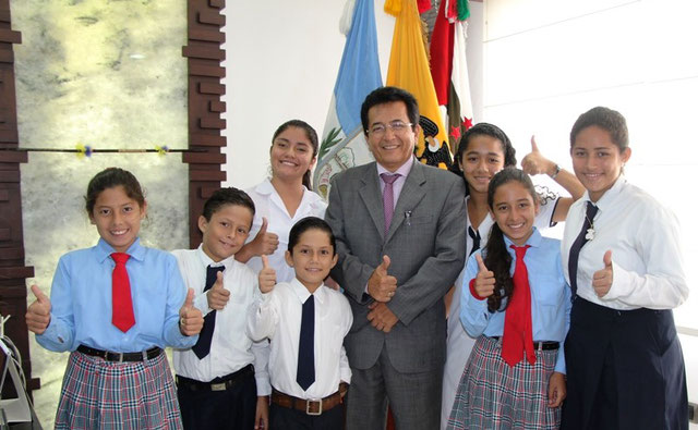 El alcalde Jorge Zambrano posa con miembros del Consejo Consultivo de Niños y Adolescentes. Manta, Ecuador.