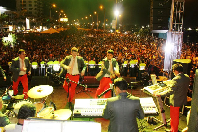 "Aguilar y su Orquesta" animando el festival bailable del 3 de noviembre en la avenida del malecón. Manta, Ecuador.