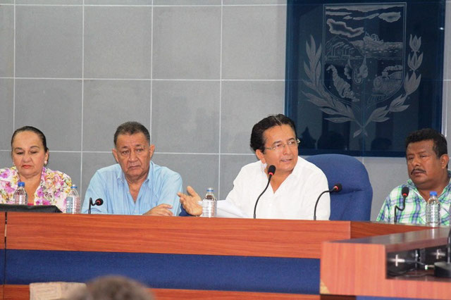 El alcalde Jorge Zambrano y los concejales Margarita Mejía, Eduardo Velásquez y Lenín Pilay. Manta, Ecuador.