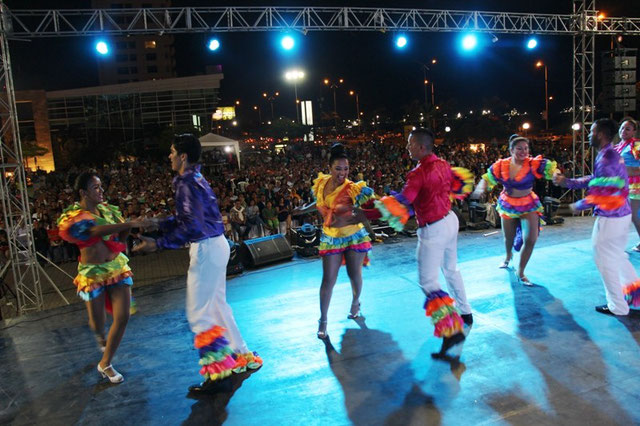 Danza coreográfica movida por ritmos cubanos en la plaza cívica. Manta, Ecuador.