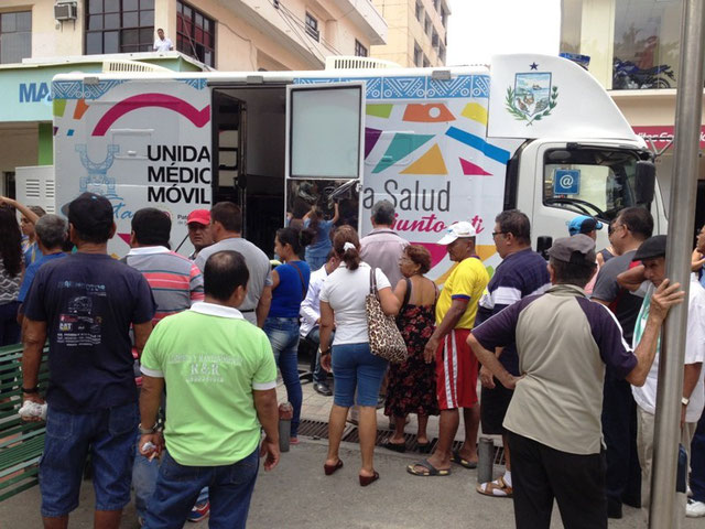 La unidad médica móvil del Patronato municipal, estacionada en una calle céntrica brindando sus servicios. Manta, Ecuador.