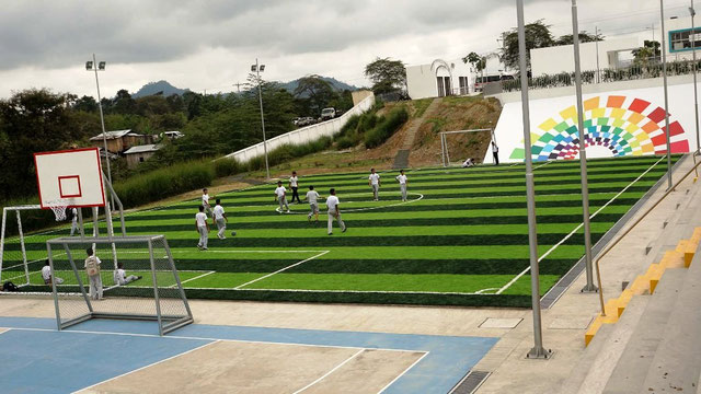 Área deportiva de la Unidad Educativa del Milenio Carlos María Castro en Tablada de Sánchez. Chone, Ecuador.