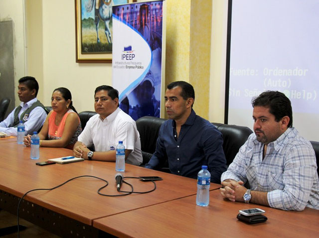 Mesa directiva del acto que sociabilizó el proyecto de ordenanza para regular la pesquería local. Jaramijó, Ecuador.
