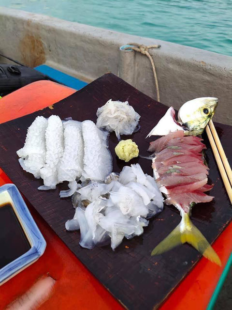 船の上で魚を焼く