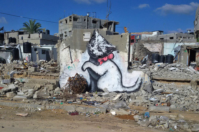 バンクシーは廃墟になったガザ北部ベイトハヌーンを訪れ、現地の様子を撮影し、またいくつかグラフィティ作品を制作している。《子猫》はそうした状況で制作された作品の１つである。