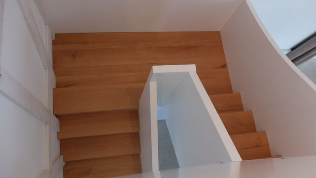 Escalier en chêne, garde-corps en MDF laqué blanc par anthonee