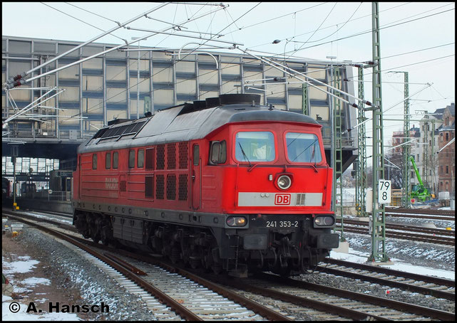 Am 11. Februar 2013 war 241 353-2 für den Gipsleerzug nach Chemnitz Küchwald zuständig. Nach getaner Arbeit fährt sie als Lz durch Chemnitz Hbf.