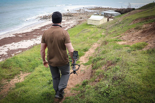 Strandsucher mit dem Metalldetektor Minelab Equinox 900