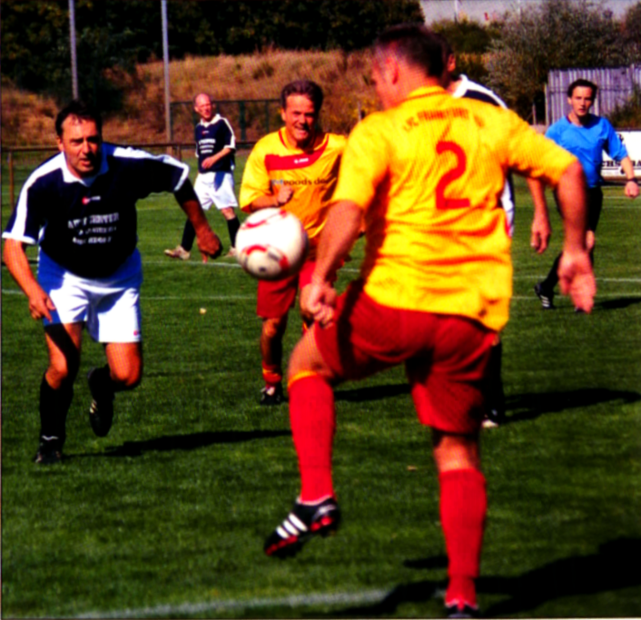 SV-Spieler Wilfried Hirschmüller (l.) im Spiel gegen den späteren Sieger 1.FC Frankfurt/O.