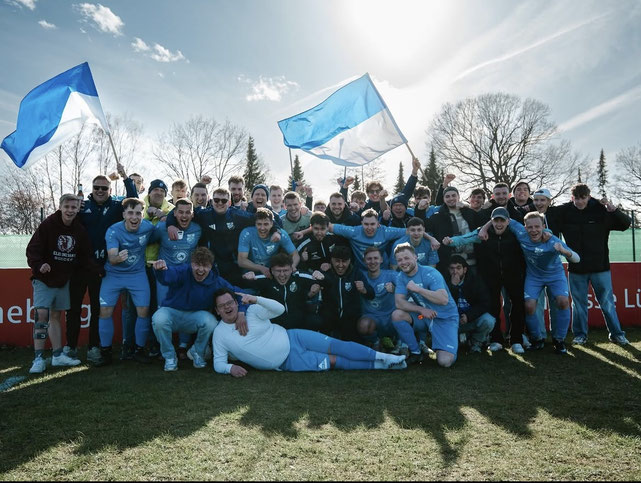 Foto: 2. Herren mit Fans nach dem Spiel