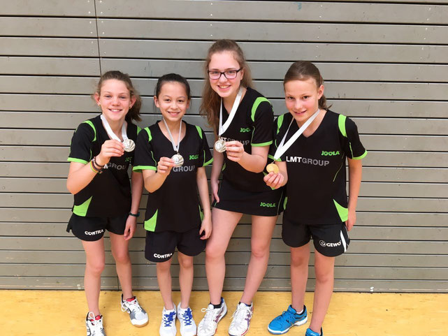 Freuten sich über eine tolle Silbermedaille in der U15-Konkurrenz: Lenara Breyer (v. l.), Haiyan Aye, Laura Michaelsen und Julia Braasch.