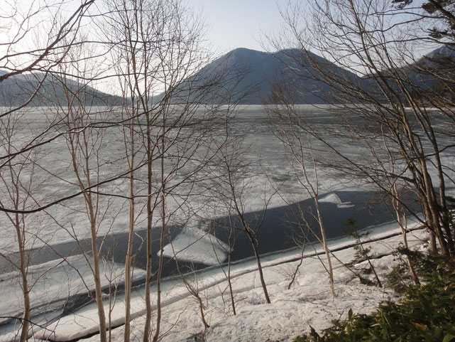 氷の残る然別湖