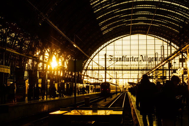 Abfahrt und Ankunft am Hauptbahnhof Frankfurt. Heilpraktiker Praxis für Homöopathie und Psychotherapie, Claudia Buchenauer, Darmstadt, Frankfurt, Mainz.