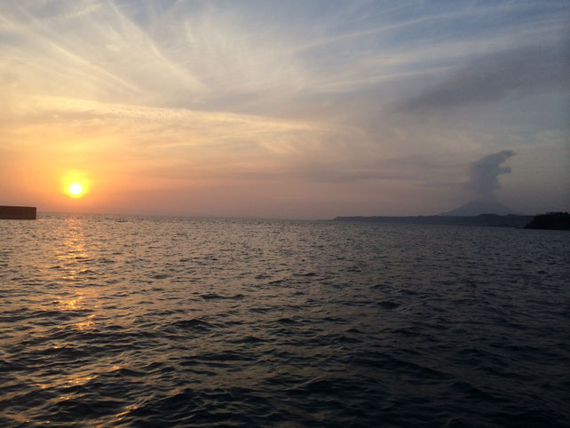 夕日と噴火する桜島