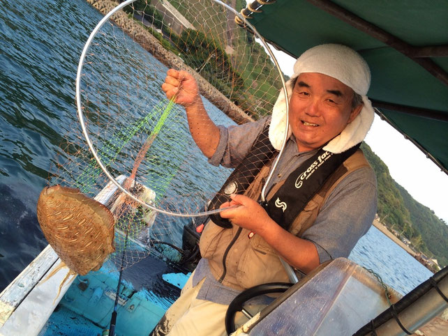 どでかい紋甲イカを釣り上げた小森船長