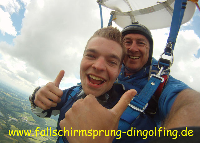 Fallschirmsprung Landshut Bayern in Dingolfing. Fallschirmspringen Tandemsprung Landshut