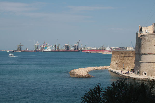 Castello Aragonese im Hintergrund das Stahlwerk Ilva