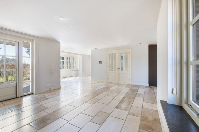 Lege villa deze woning is leeggehaald voor de verkoop en is klaar voor de overdracht 