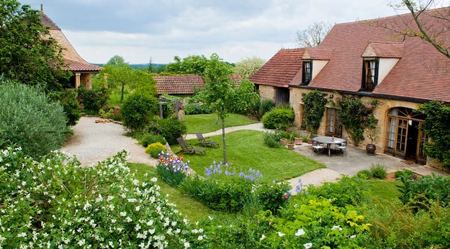 Vue d'ensemble de la maison d'hôtes La Lysiane située entre Sarlat et Rocamadour en 2009 avec le jeune tilleul.