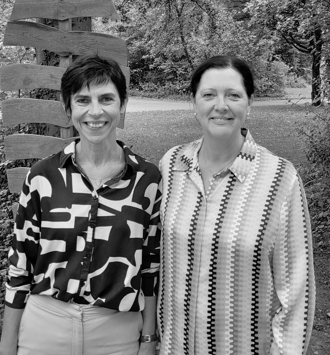 Frau Graß (Sekretariat) und Frau Schneider (stv. Schulleiterin)