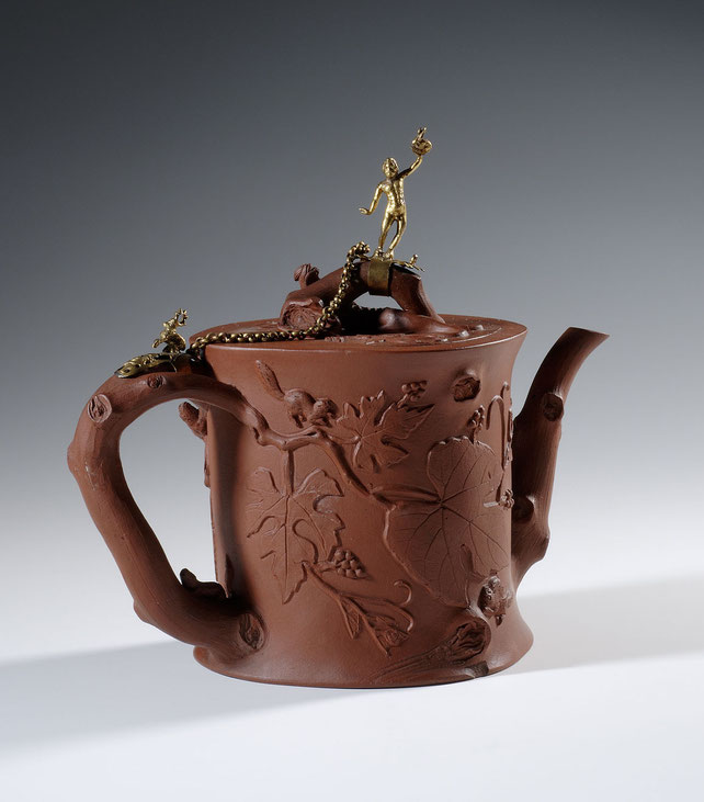 Teekanne mit Dekor von Bilchen zwischen Weinranken Steinzeug mit europäischer Goldbronzemontierung China, Yixing, Provinz Jiangsu; Qing-Zeit, 18. Jh.