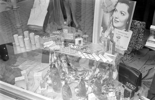 La vitrine d'un magasin de Bayeux en juin 1944 - photo magazine Life