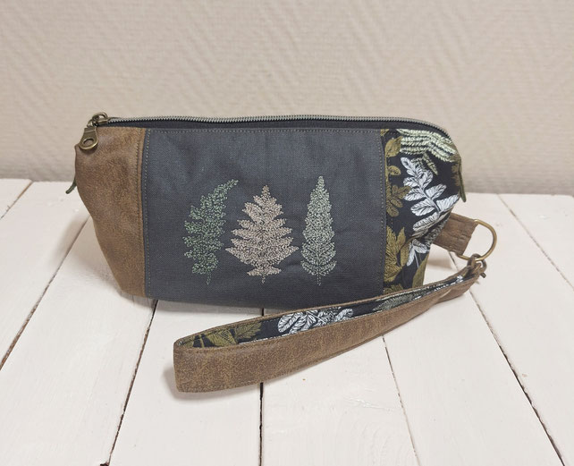 Trousse de toilette homme motif fougères en similicuir kaki, fabriquée artisanalement en Alsace. Un cadeau Fête des Pères ou anniversaire pratique, durable et inspiré par la nature.