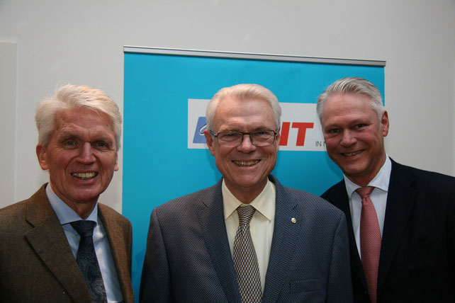 Peter Luths (r.) begrüßte als besonderen Gast den stellvertretenden MIT- Bundesvorsitzenden Dieter Bischoff, der sich über das Wiedersehen mit dem langjährigen MIT-Bundesvorsitzenden Dr. Josef Schlarmann (l.) freute (Foto MIT/Max Manzke)