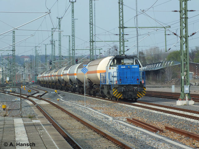Am 2. April 2014 schiebt 271 014-3 einen von 185 517-0 gezogenen Gaskesselwagenzug nach. Hier ist der Zug bei der Durchfahrt durch Chemnitz Hbf. zu sehen