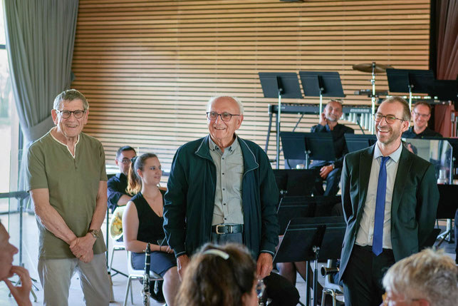 Trois chefs de l'OdH72 réunis, Gérard, Joël et Arnaud, lors des 40 ans de l'orchestre, en juin 2023 à Rouillon.