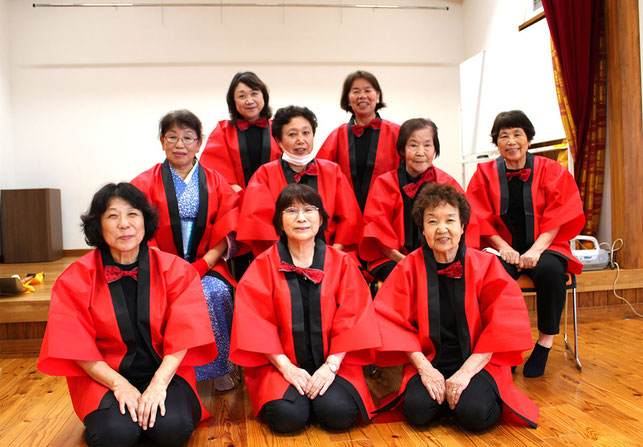 「元気‼なごみ」のメンバー、1列目左から小副川さん、本田さん、瀬戸口さん、2列目左から吉田さん、塚原さん、内藤さん、杠さん。3列目左から公民館スタッフの平井さん、社協の河村さん。