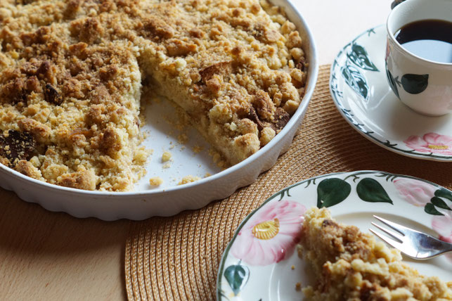 veganer Krümelkuchen mit Äpfeln und Marzipan