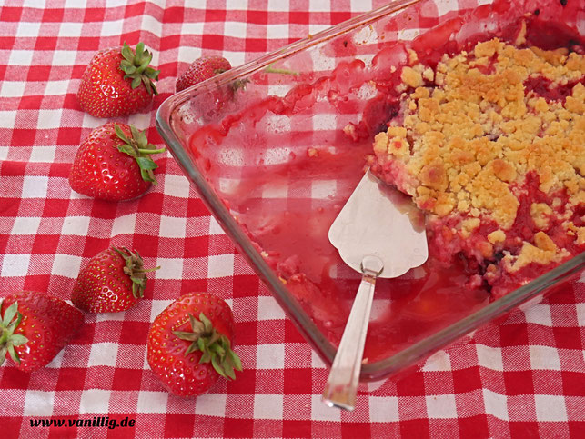 Erdbeere, Nachtisch mit Erdbeeren, Dessert, Crumble, Streusel
