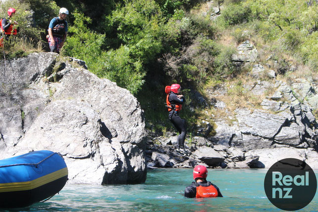 Van een rots de rivier inspringen in Queenstown