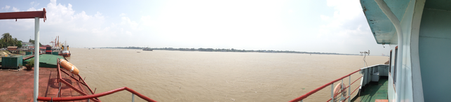Ausblick vom Möchns- und Ausländerdeck der Personenfähre von Yangon nach Dhala auf den Yangon River. / View from the foot passenger ferry connecting Yangon and Dhala accross the Yangon river.