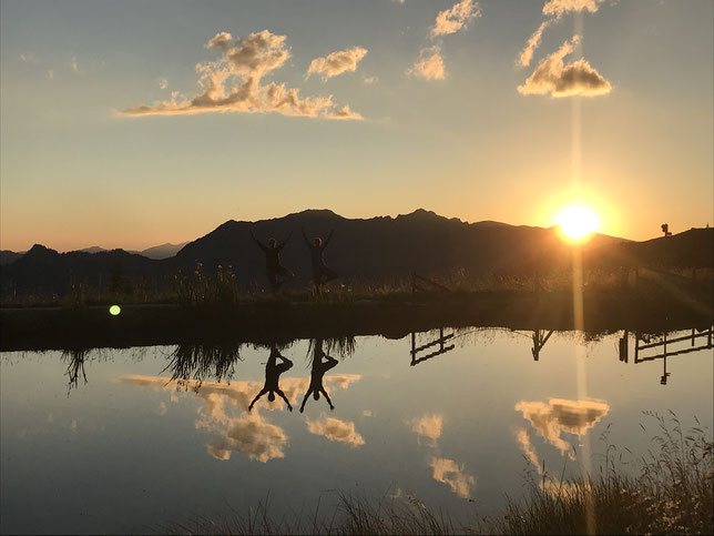 skitouren und Yoga. Tagsüber unberührte Hänge befahren, abends den Körper mit Yoga entspannen.  