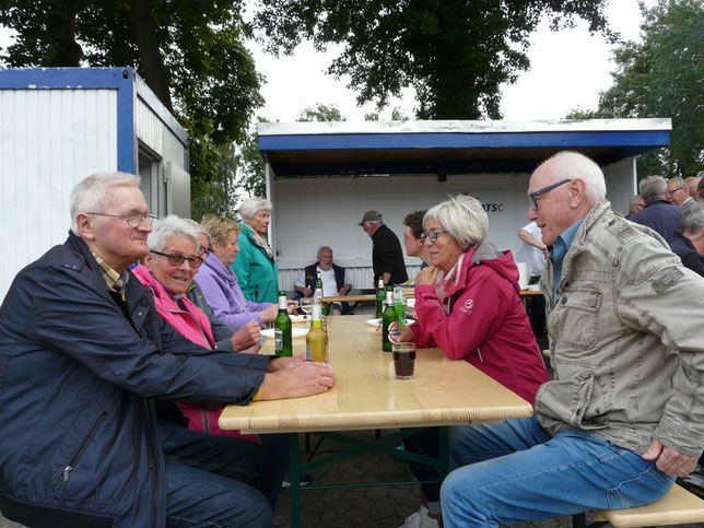 Gegrilltes, Getränke, Gespräche - Der ATSC feierte die Halbzeit beim Sportabzeichen 2023 in gemütlicher Runde. Fotos: put