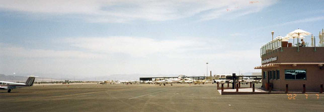 多数の小型機が翼を休めるヘンダーソン空港。