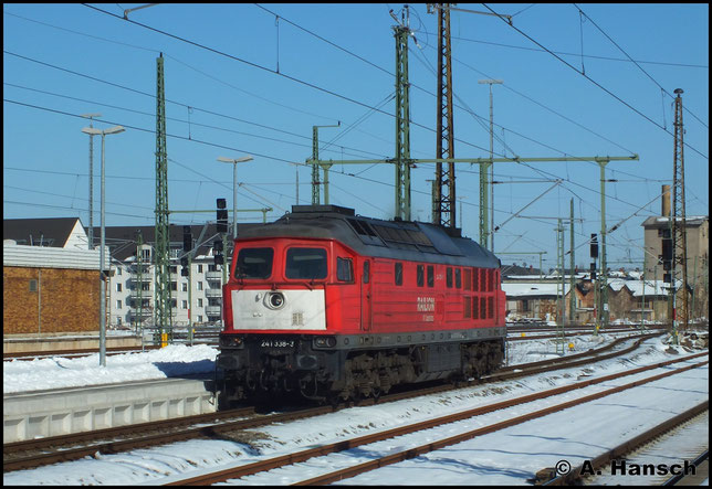 Am 4. März 2013 rollt 241 338-3, aus Chemnitz-Küchwald kommend durch Chemnitz Hbf.