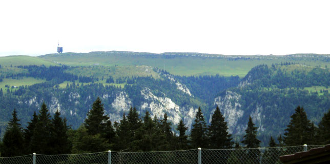Blick von gegenüber auf den Chasseral und die Schlucht "Combe Grède"