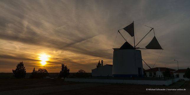 Mühle in der Stadtmitte von Castro Verde bei Sonnenuntergang