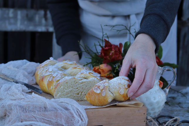 Frau dich sich eine Milchbrotscheibe nimmt