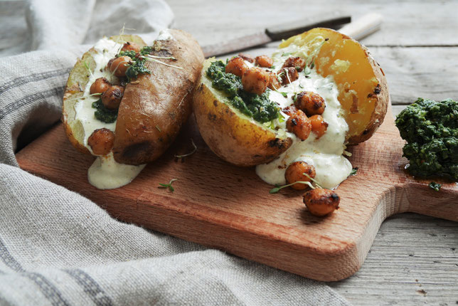 Ofenkartoffel mit Sauerrahmdip und Kichererbsen